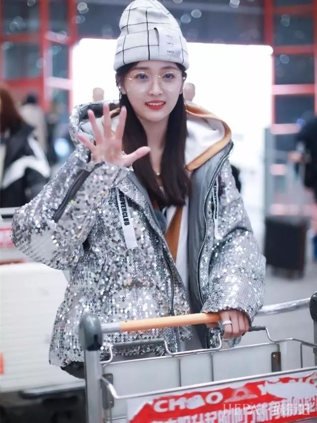 吴宣仪机场里绚丽夺目,闪闪发光!