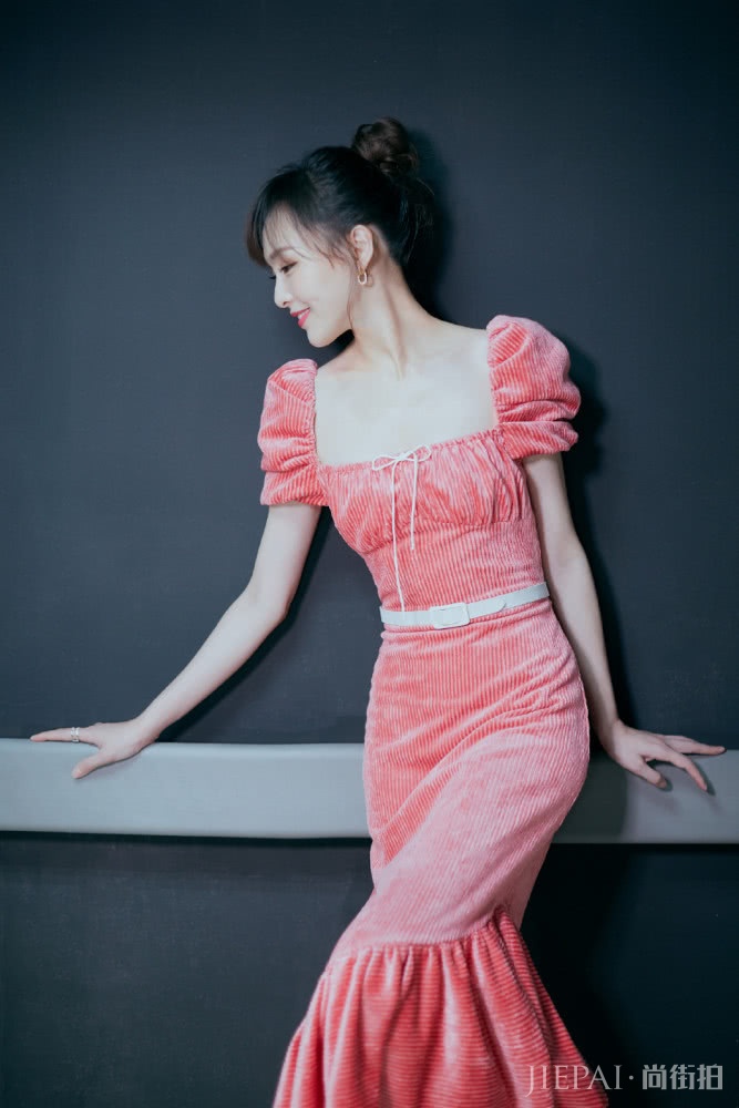 尖叫之夜群星云集,唐嫣穿粉色连衣裙甜美粉嫩,美极了!