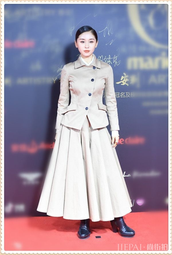 女明星们争妍斗艳,放眼望过去全都穿着薄薄的小礼服