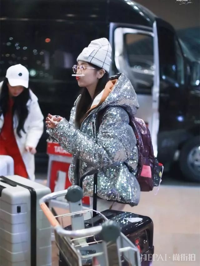 吴宣仪机场里绚丽夺目,闪闪发光!