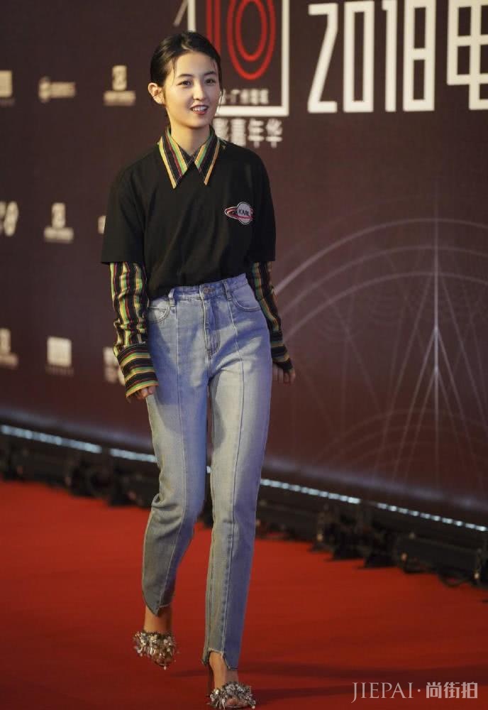 张子枫穿牛仔裤衬衣走红毯,少女感十足!