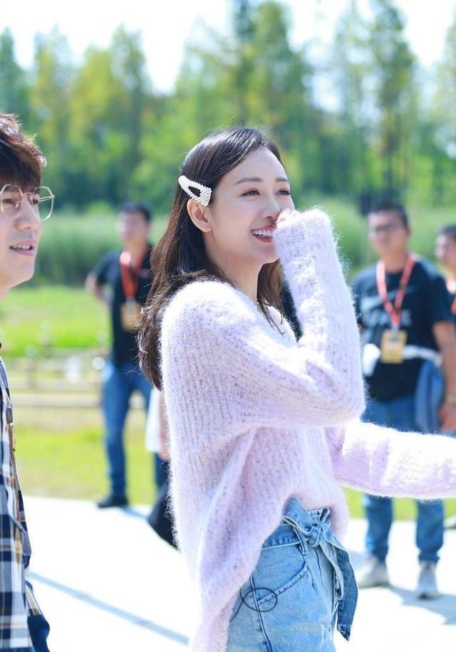 王鸥身穿绿色校服青春又复古,淑女秒变少女