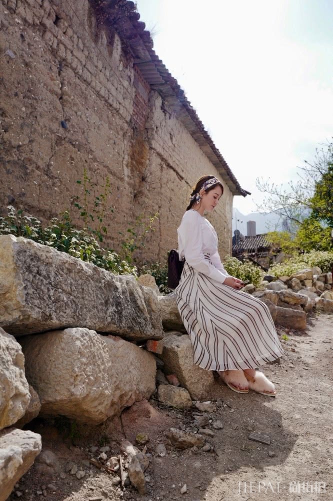 陈乔恩的时尚大片,黑色丝绒上衣搭配碎花长裙