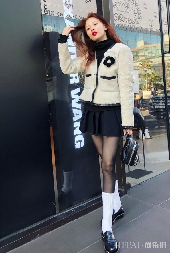 金泫雅穿了2双袜子,白色长袜穿在黑丝外面,结果却是意外的好看