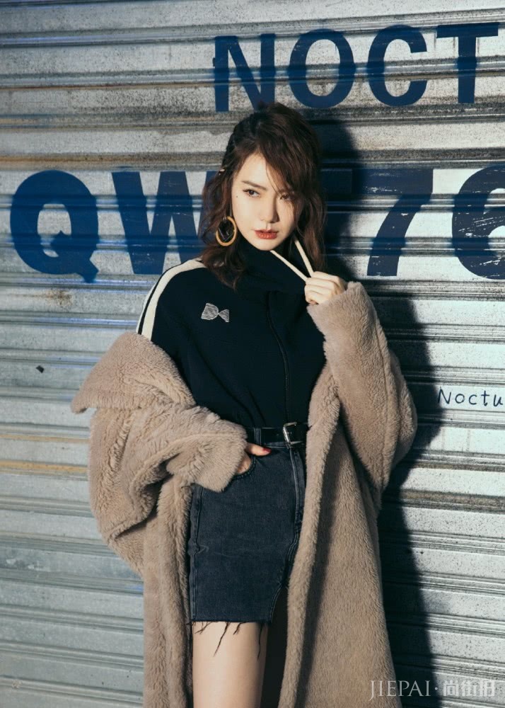 戚薇深蓝色高定礼服裙身镶满钻石,胸口事业线突出!