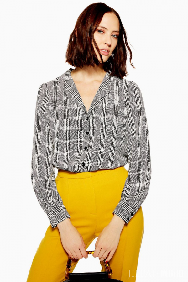 英伦风情格子衬衫怎么搭配