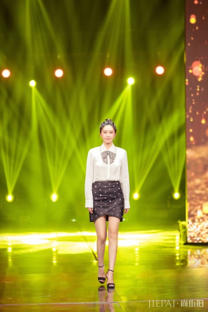 阚清子穿V领上衣配绑带皮裤,衣袖遮脸美艳动人