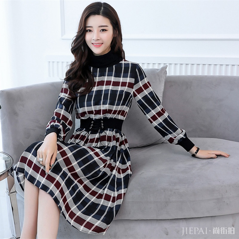 “冻龄裙”+呢大衣，时髦显嫩还保暖