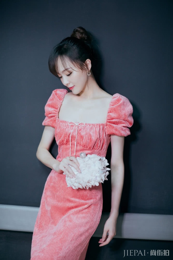 尖叫之夜群星云集,唐嫣穿粉色连衣裙甜美粉嫩,美极了!