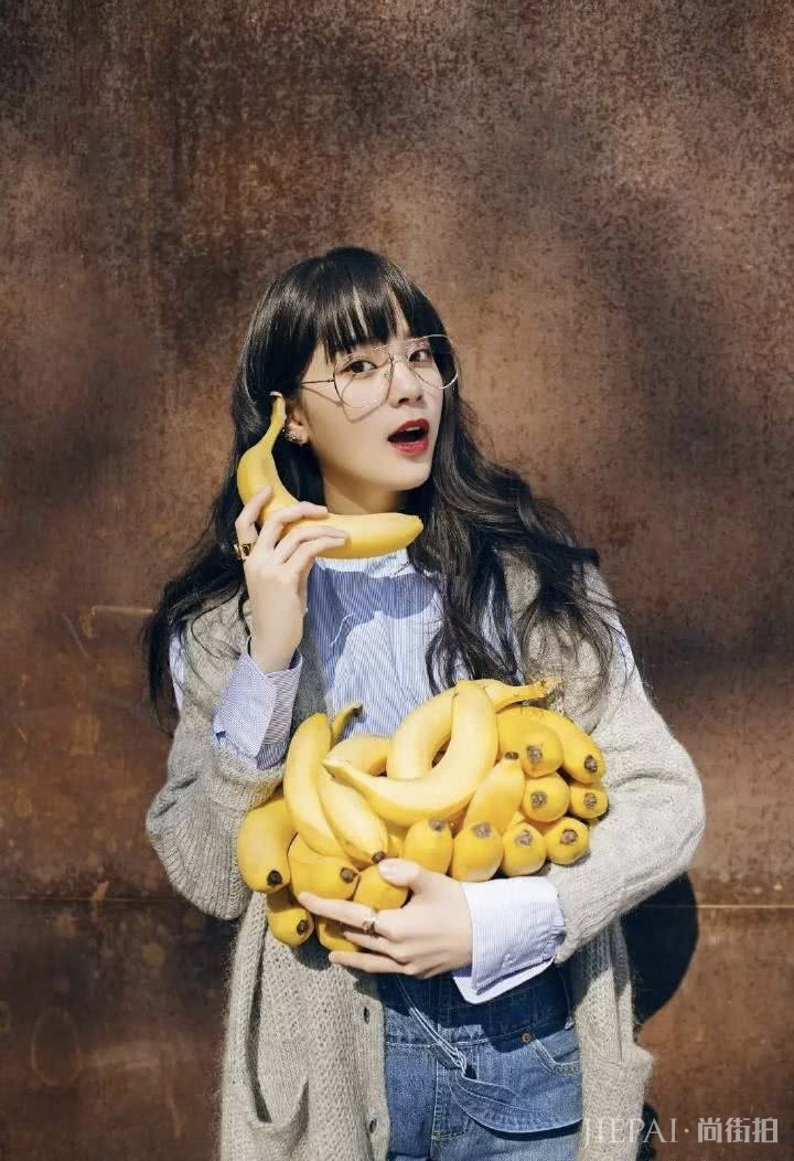 欧阳娜娜穿着皮衣配黑裤,秒变“摇滚女孩”