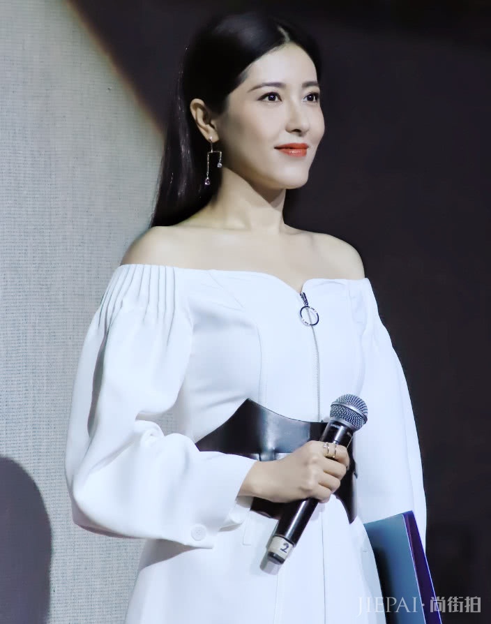 曾黎中间紧成“水杯”,下面却像半开的“雨伞”