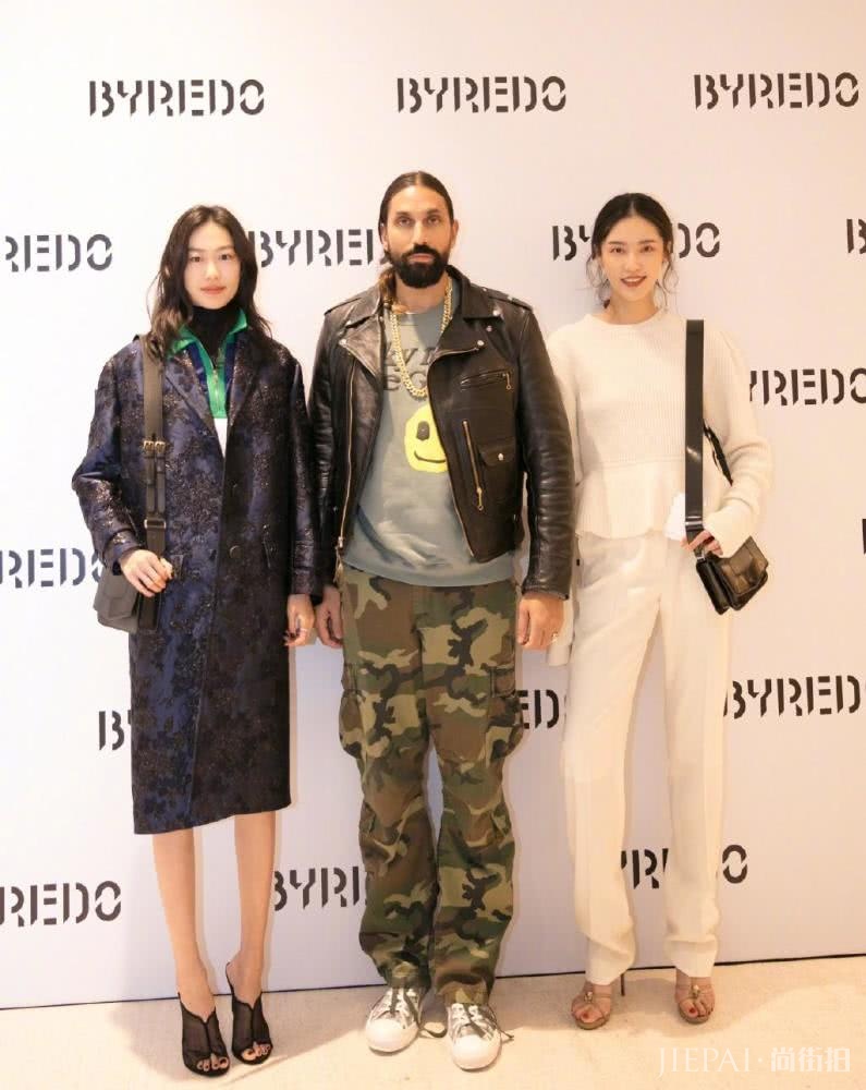 陈冠希老婆秦舒培穿中长款大衣同框陈碧舸,却比陈碧舸肿了好多!