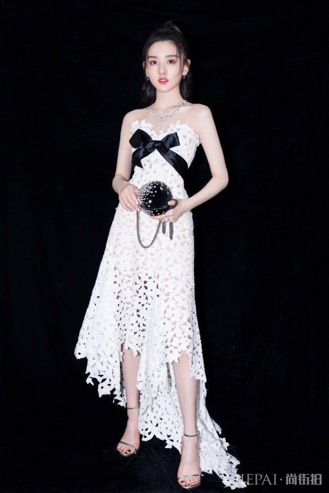 宋祖儿一改风格走起了“贵妇风”，出席活动项链耳环价值超10万