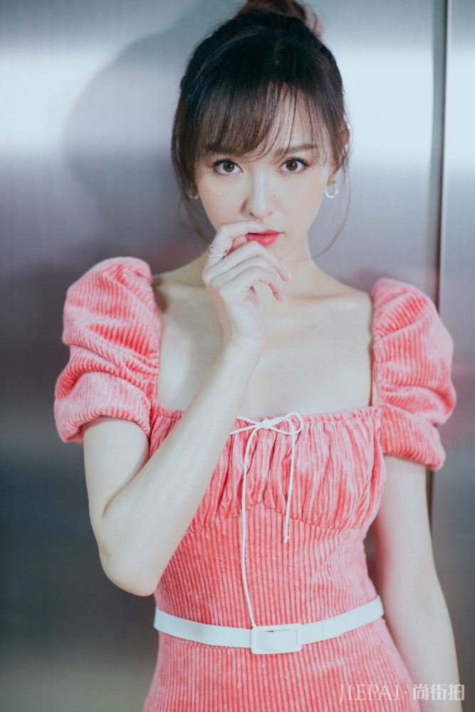 尖叫之夜群星云集,唐嫣穿粉色连衣裙甜美粉嫩,美极了!