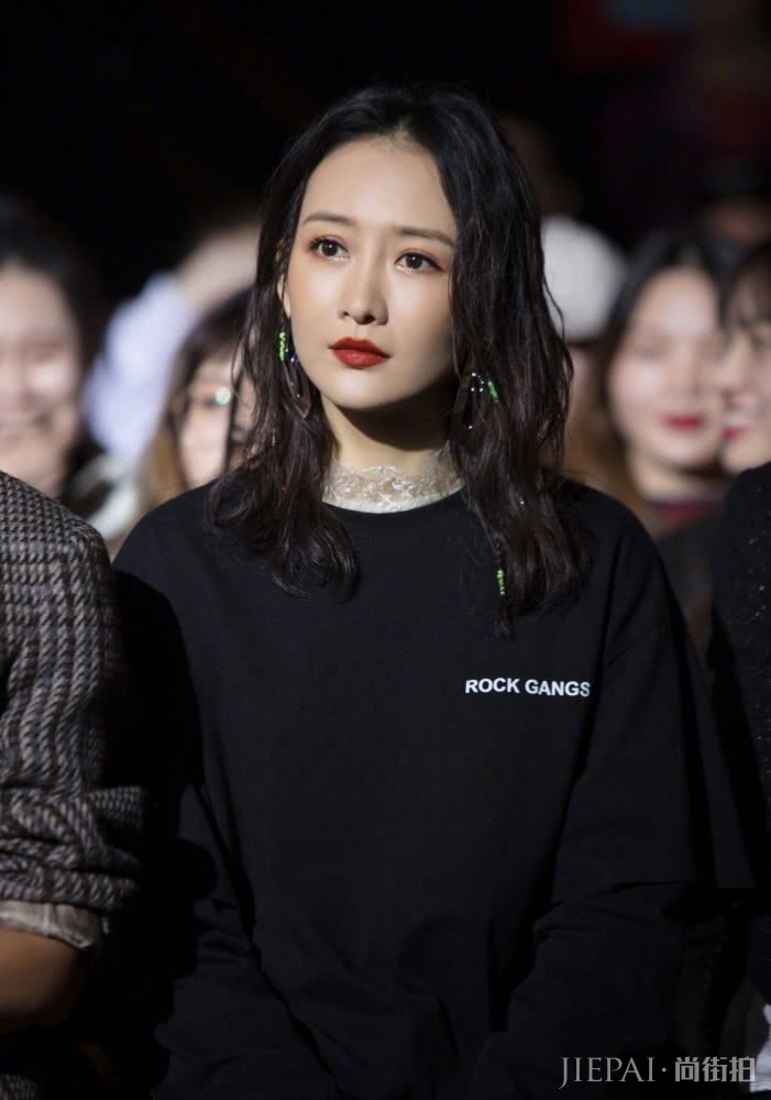 王鸥穿黄色西装优雅个性,复古穿搭就学她