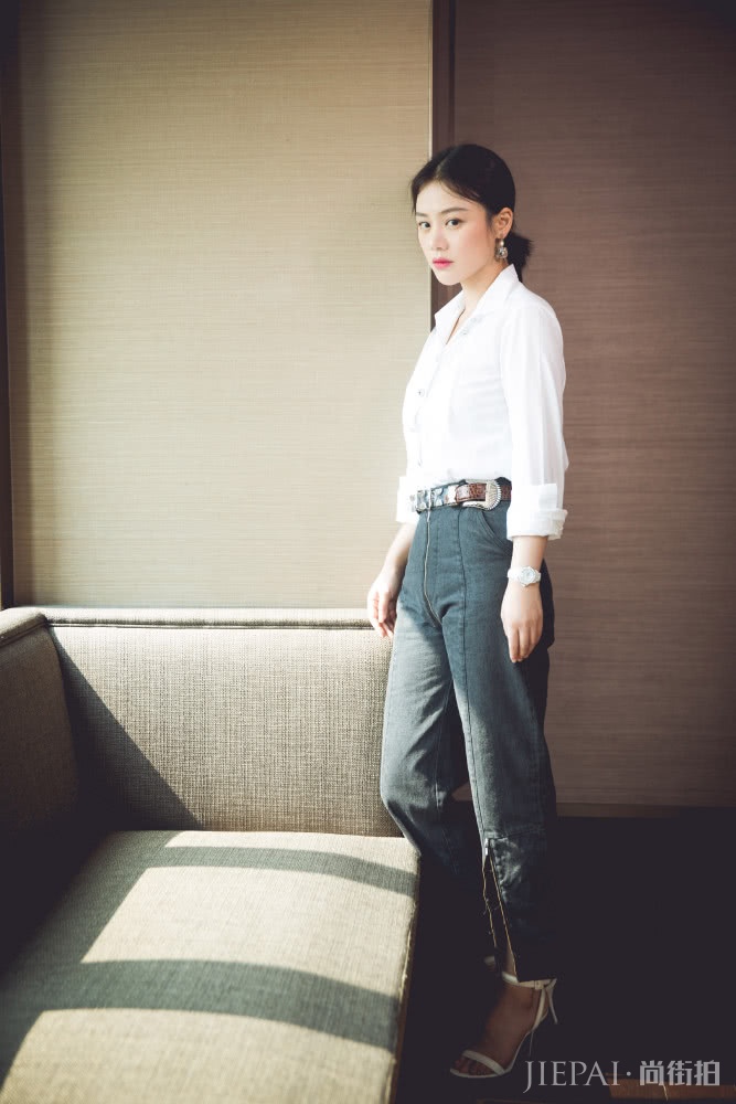 牛角扣大衣配什么裤子?马思纯搭配直筒裤温柔又时髦,真漂亮