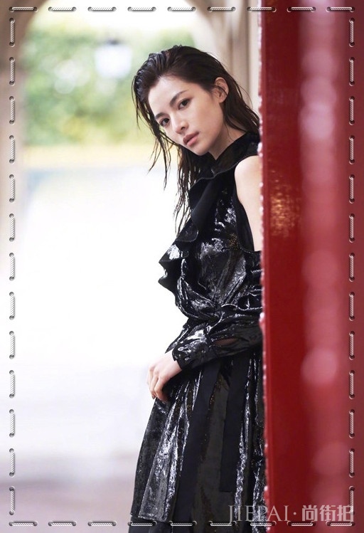 钟楚曦棉服不穿身上却挂包上,宁愿挨冻也要抢镜?