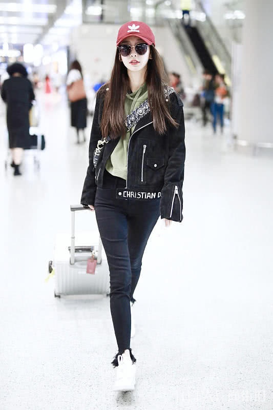 超模何穗过膝靴＋红色麂皮大衣太惹眼了！