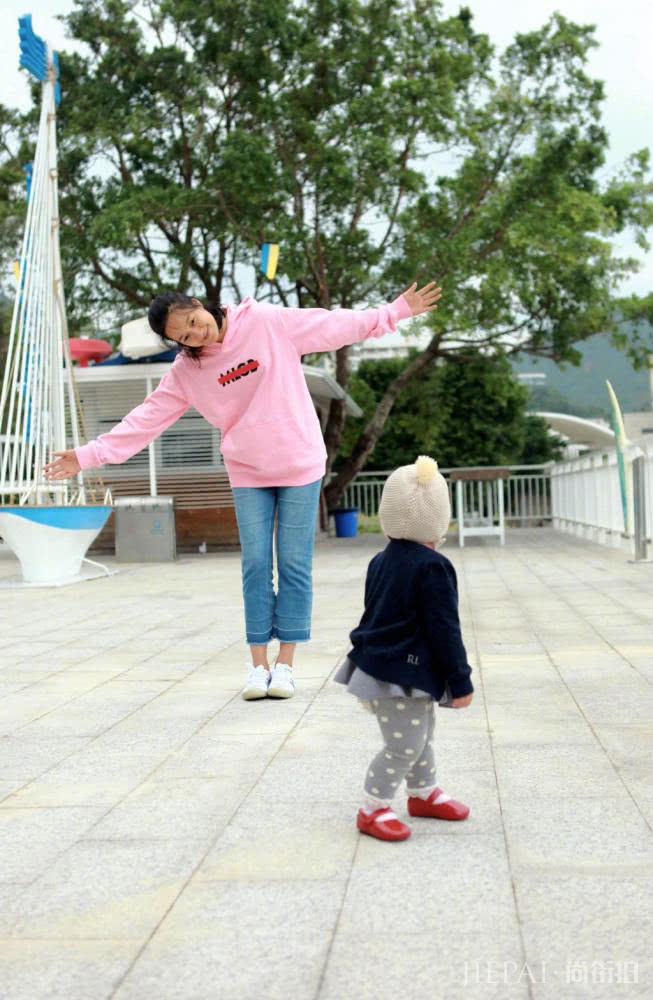 朱丹穿运动裤配高跟鞋,摩登感十分!