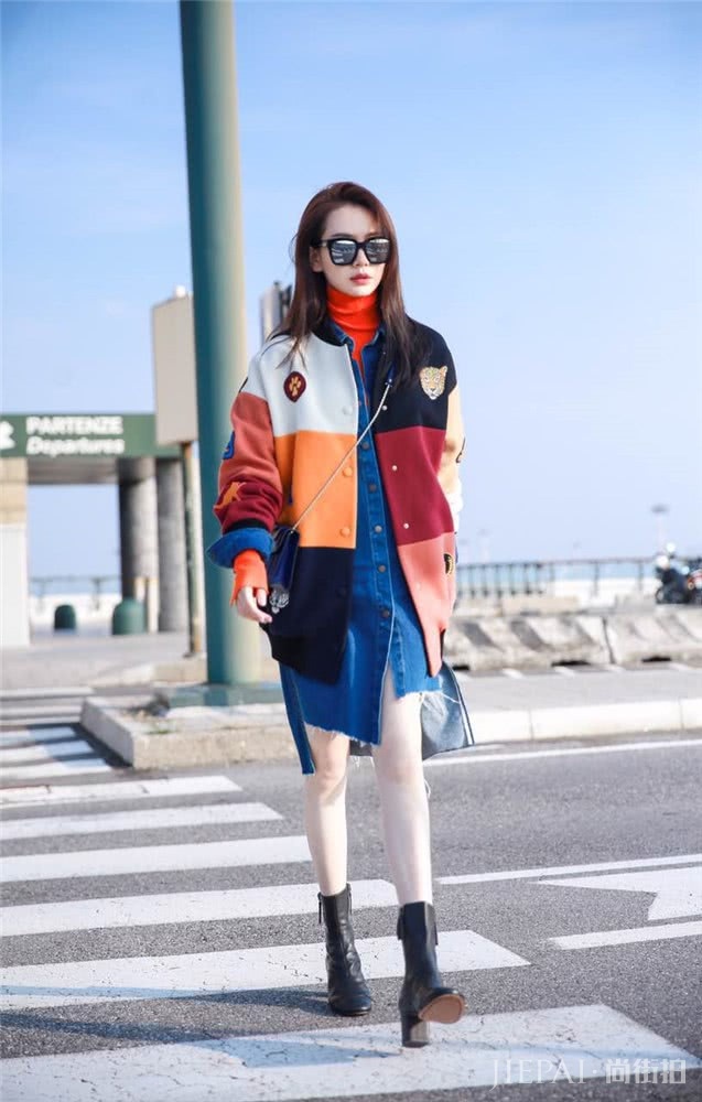 戚薇真浪费了这件“花瓣裙”,用力过度眼神超呆滞,美感全无了