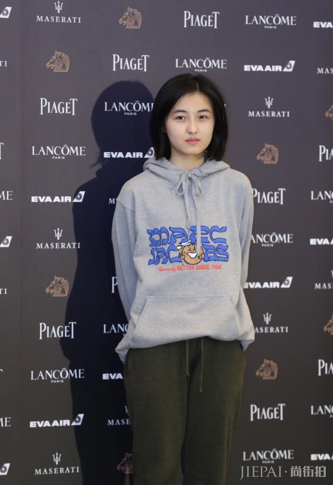 张子枫换卷发美成漫画少女,发型果真很重要啊!