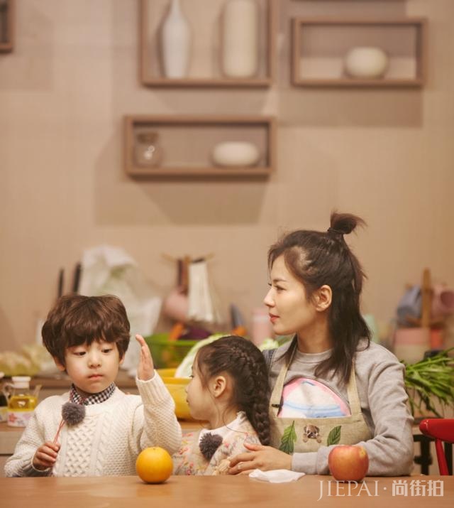 被刘涛美到了,《亲爱的客栈》中扎丸子头甜美俏皮似少女,真漂亮