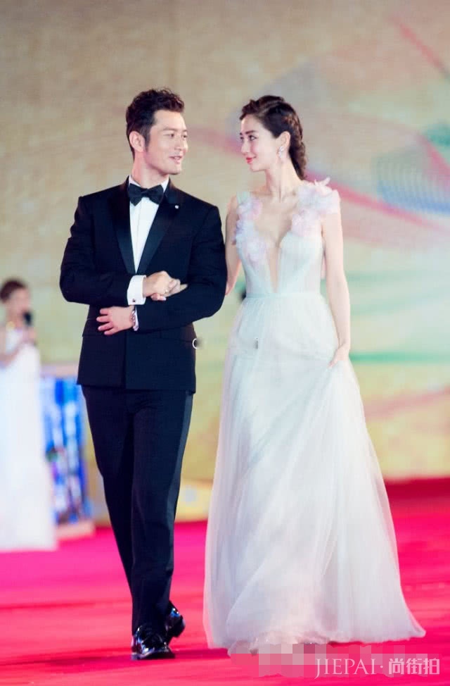 杨颖穿修身吊带裙“纸片腰”异常吸睛