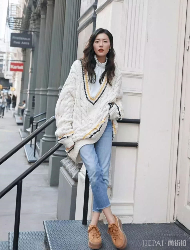 毛衣+牛仔裤,再加上一双大长腿实力抢镜,穿出简约清爽感