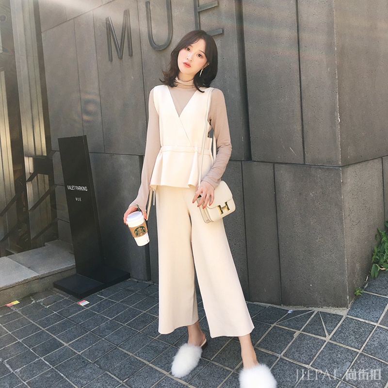 女神套装复古时髦,简单大方的款式