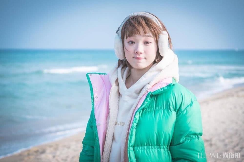 李圣经穿格纹大衣搭配短靴又瘦又美,她的一个技巧就让穿搭更时尚了