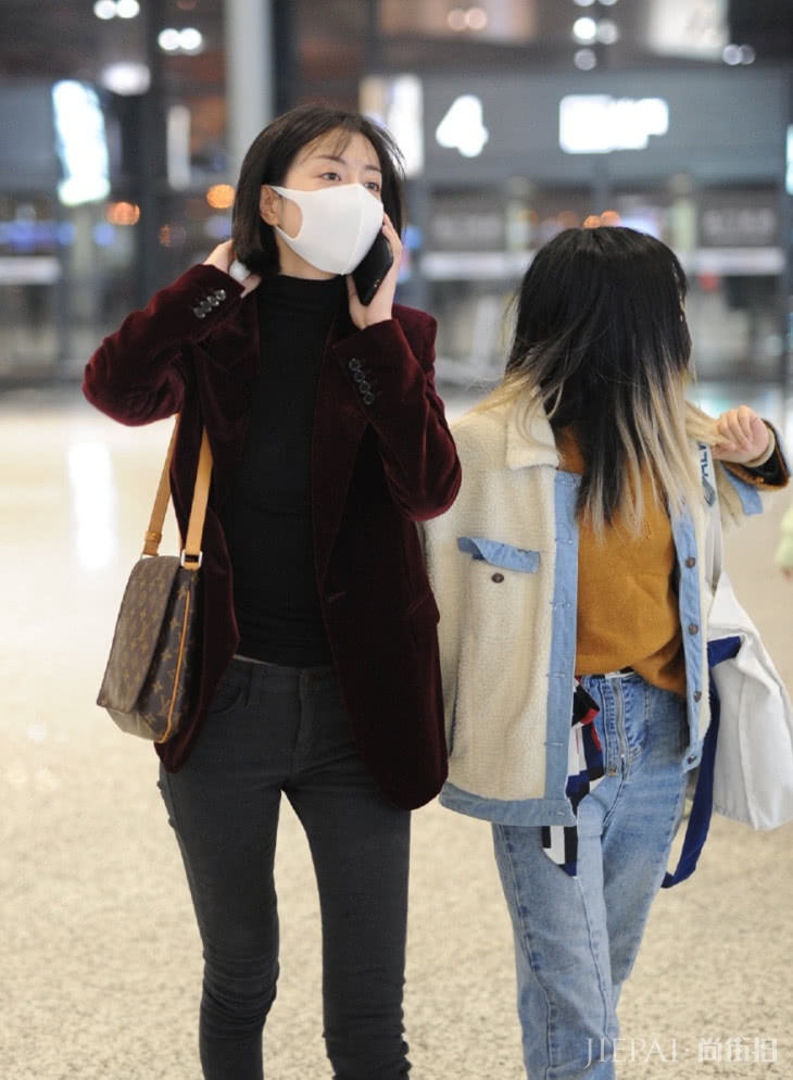 李溪芮穿加绒棉裤依旧细成“豆芽腿”!