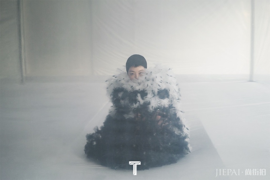 周冬雨封面大片曝光 俏皮鬼马演绎百变精灵