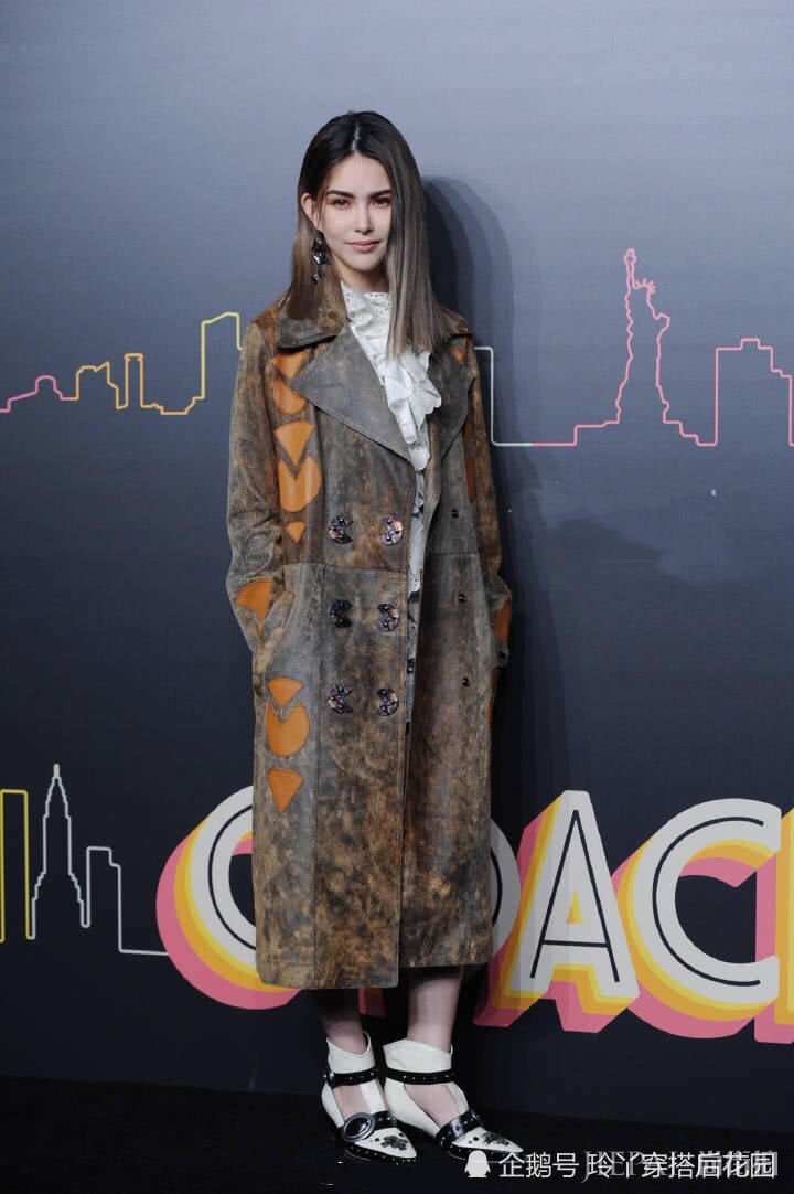 昆凌现身蔻驰秀场,风衣加短裤大秀长腿!大脚却亮了!