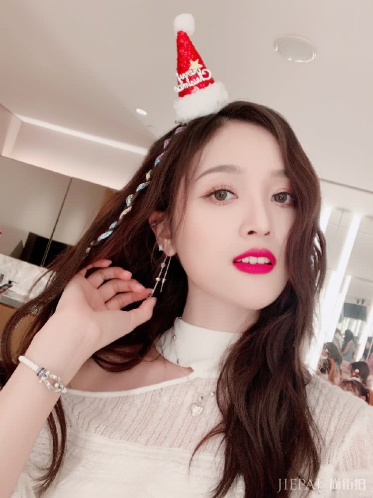 吴宣仪化浓妆太惊艳,口红性感爆棚!