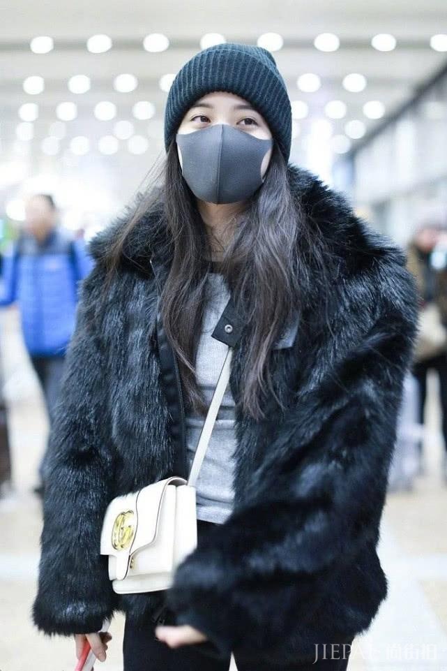 欧阳娜娜穿红黑色拼接夹克, 配一条工装裤, 反戴帽子显俏皮!