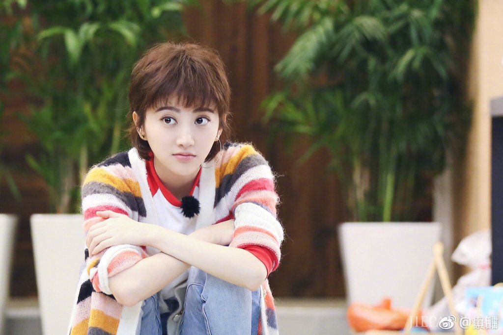 赵丽颖俏皮小卷毛颜值飙升短发妹子的福音