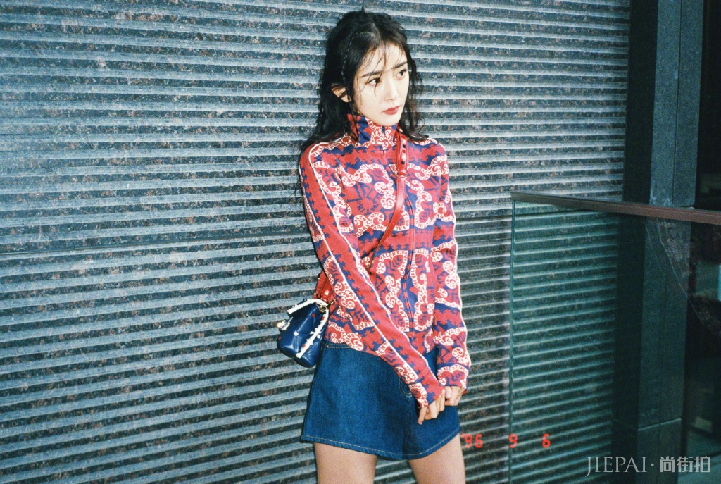 杨幂一身西装造型出席活动,帅气又干练!