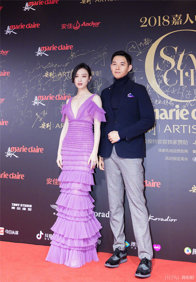 倪妮仗着高级脸和好气质穿出了满分,深V都开到腰了