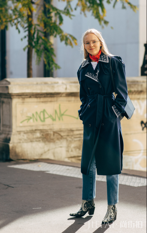 蓝色大衣怎么搭配 穿蓝色衣服璀璨而魅力十足