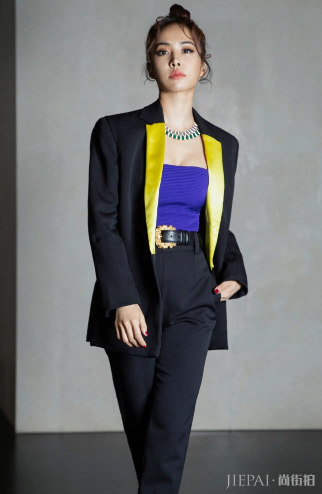 蔡依林硬是把裤子剪成两段穿,还用绳子挂到裤裆上?