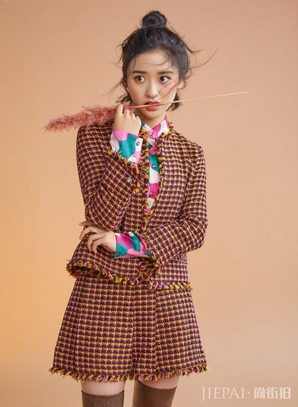 沈月胖不胖我不知道,只知道她把过膝长靴穿成了长袜,腿真够细!