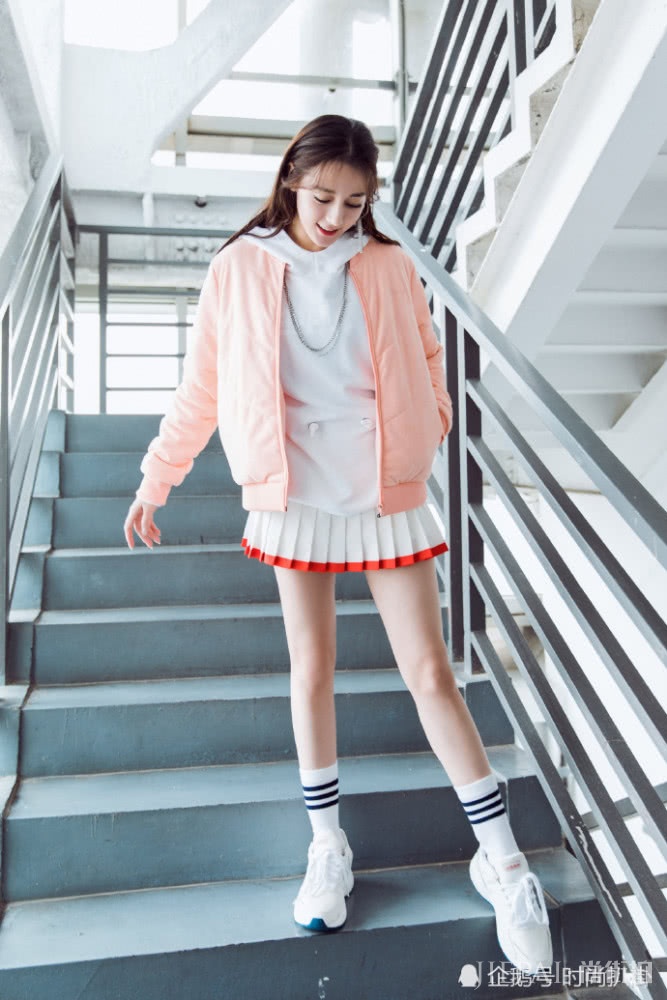 热巴和娜扎的冬日穿搭，一个比一个穿的少，圈粉无数