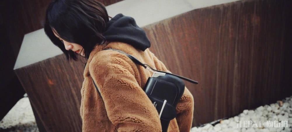 刘雯背2万普拉达凹造型,大衣却成最大亮点!