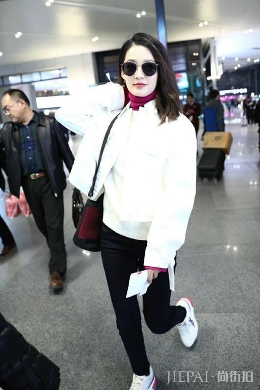 李沁的外套里面叠穿两件毛衣, 脖子上露出一抹中国红, 看着好美!