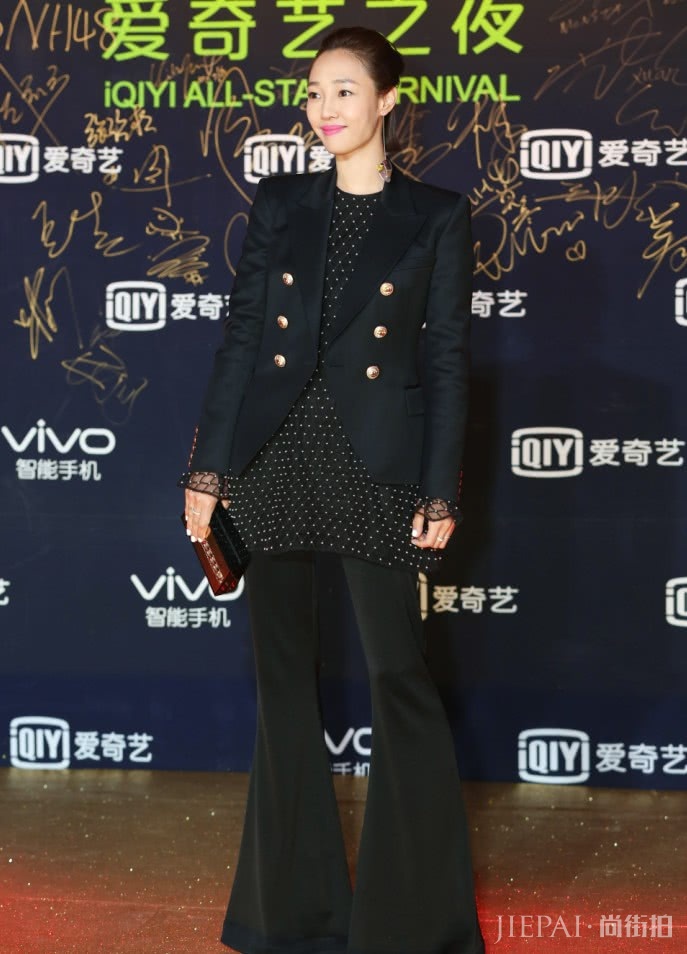 白百何为了塑身形拼了，竟在里面穿铁网衣？难怪看着这么僵硬