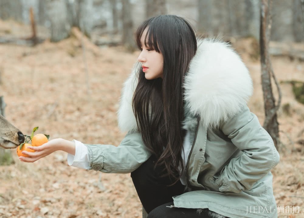 程潇参加《亲爱的客栈》,长直发搭配羽绒服清纯又仙气