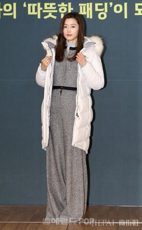 全智贤棉服配拖地连体裤超显腿短,一般人真无法驾驭