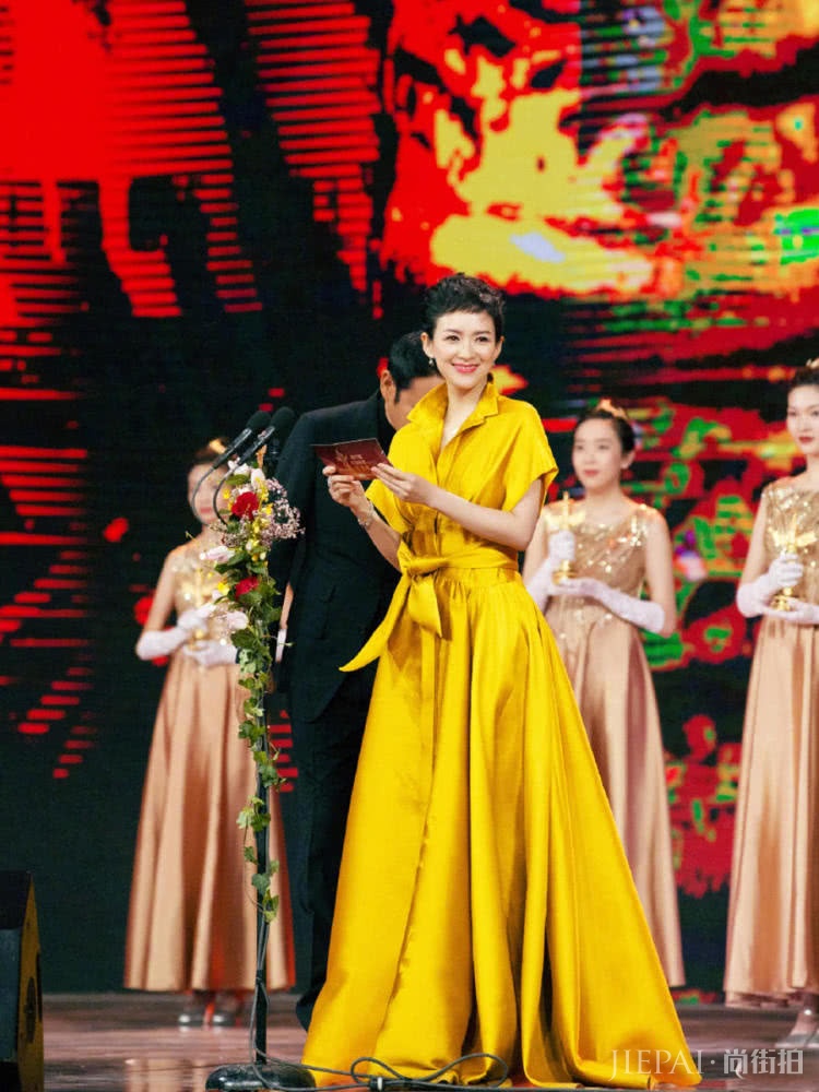 汤唯与章子怡同穿黄裙，一个秀水蛇腰，一个发型抢镜！