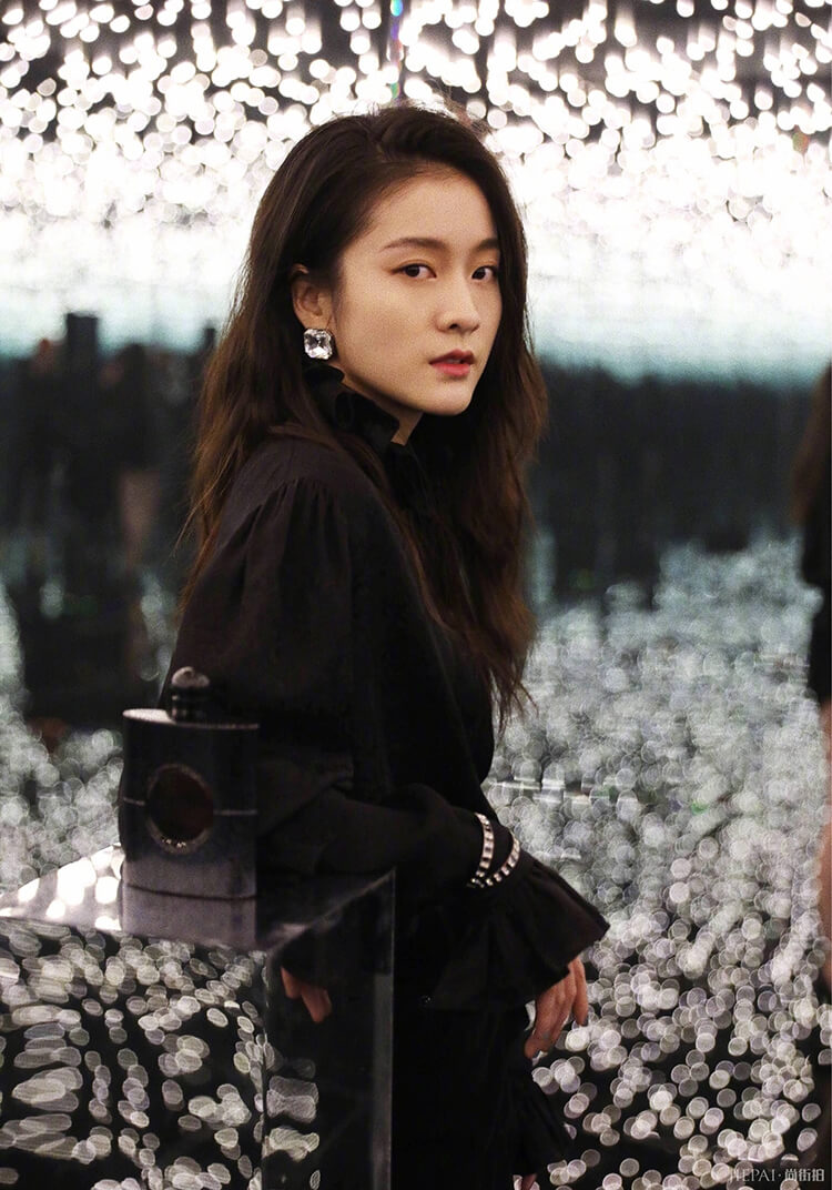 张雪迎穿黑色系就特时髦
