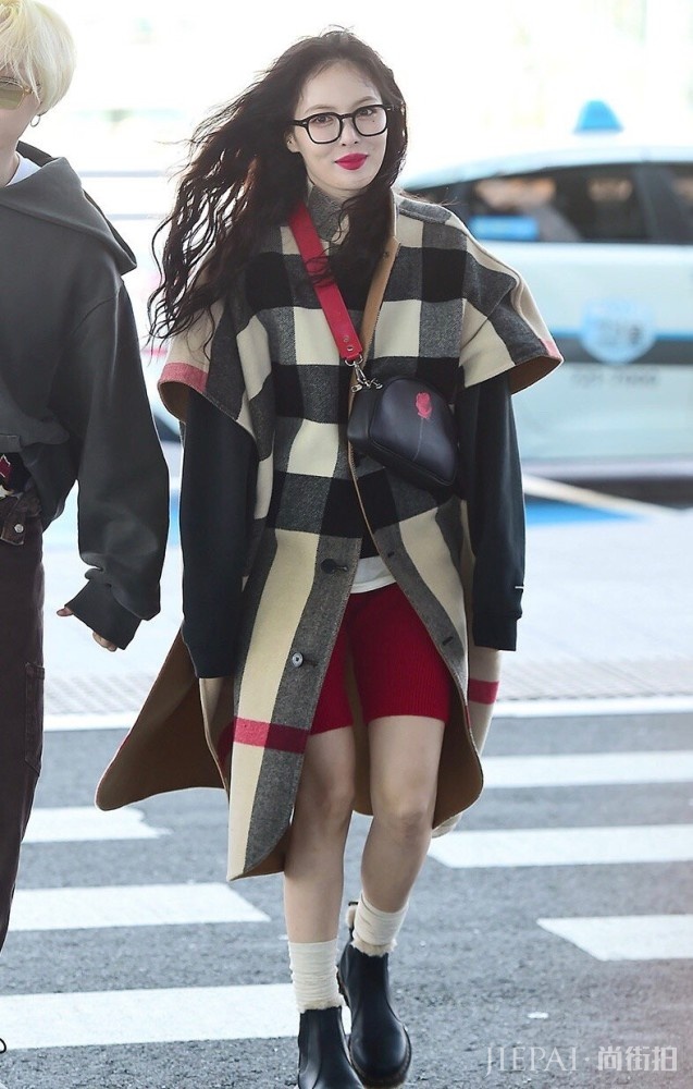 金泫雅大衣里搭配红色短裤，好气质让人惊艳
